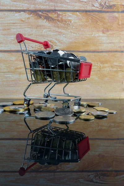 Trolley Munten Geïsoleerd Een Houten Achtergrond Met Reflectie Verkoop Shopping — Stockfoto