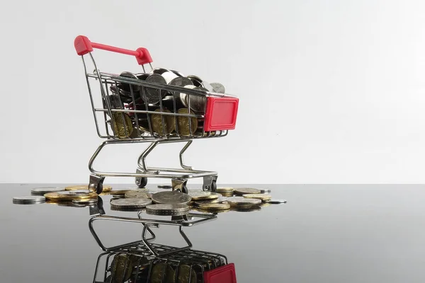 Trolley Munten Geïsoleerd Wit Met Reflectie Verkoop Shopping Concept — Stockfoto