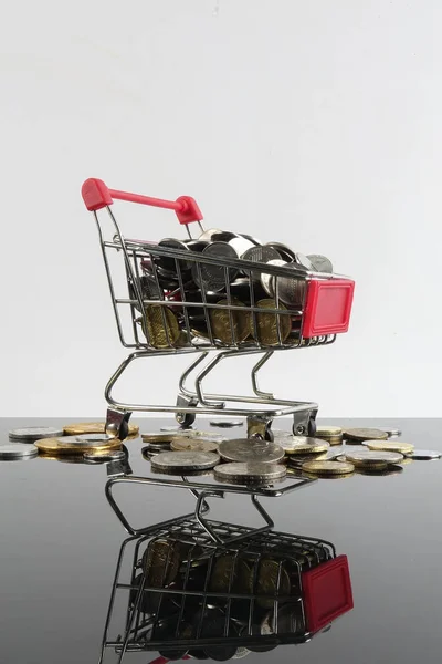 Trolley Munten Geïsoleerd Wit Met Reflectie Verkoop Shopping Concept — Stockfoto