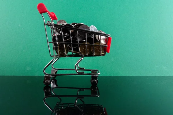 Trolley Munten Groene Achtergrond Met Reflectie Verkoop Shopping Concept — Stockfoto