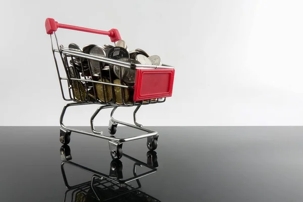 Trolley Munten Geïsoleerd Wit Met Reflectie Verkoop Shopping Concept — Stockfoto