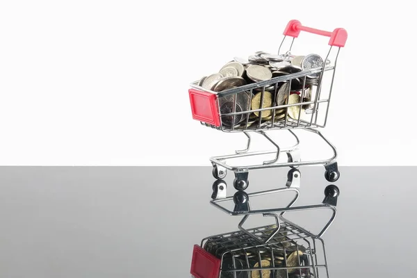 Trolley Munten Geïsoleerd Wit Met Reflectie Verkoop Shopping Concept — Stockfoto