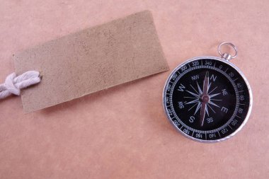 Kahverengi etiketi ve pusula ile iş kavramı. Kopya alanı