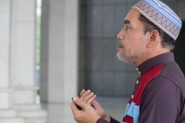 Orta yaş Müslüman erkek camide dua.