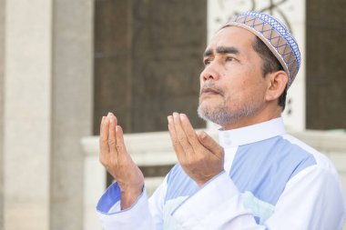 Orta yaş Müslüman erkek camide dua.