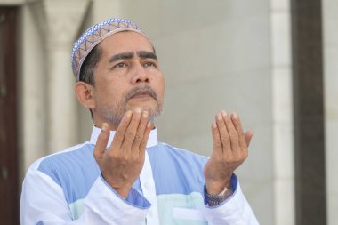 Orta yaş Müslüman erkek camide dua.