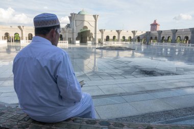 Orta yaş Müslüman erkek camide dua.