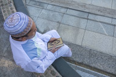 Orta yaş Müslüman erkek camide dua.