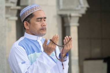 Orta yaş Müslüman erkek camide dua.