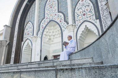 Orta yaş Müslüman erkek camide dua.