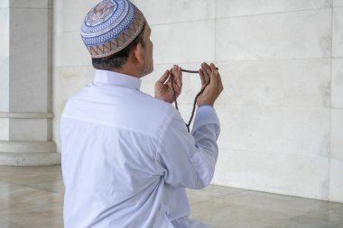 Orta yaş Müslüman erkek camide dua.