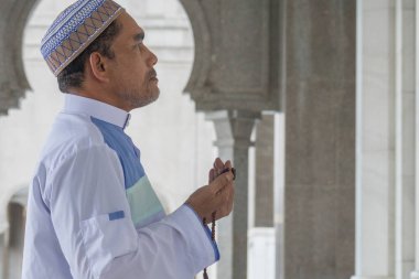 Orta yaş Müslüman erkek camide dua.