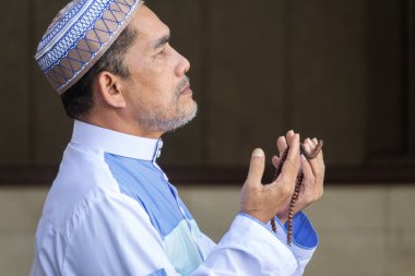 Orta yaş Müslüman erkek camide dua.