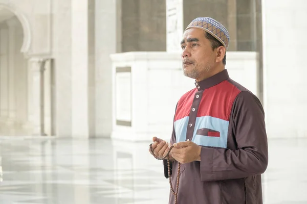 Homem Muçulmano Meia Idade Orando Mesquita — Fotografia de Stock