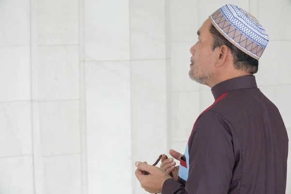 Hombre Musulmán Mediana Edad Rezando Mezquita — Foto de Stock