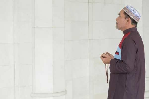 Homem Muçulmano Meia Idade Orando Mesquita — Fotografia de Stock