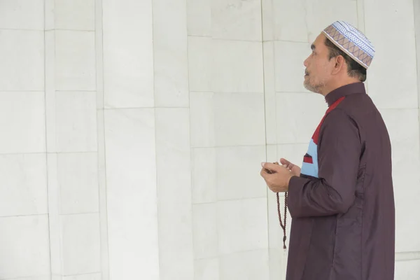 Hombre Musulmán Mediana Edad Rezando Mezquita — Foto de Stock