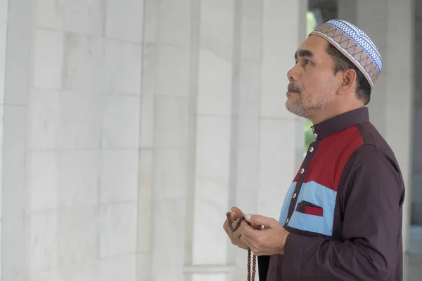 Hombre Musulmán Mediana Edad Rezando Mezquita — Foto de Stock