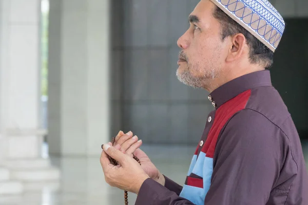 Мусульманин Середнього Віку Молиться Мечеті — стокове фото