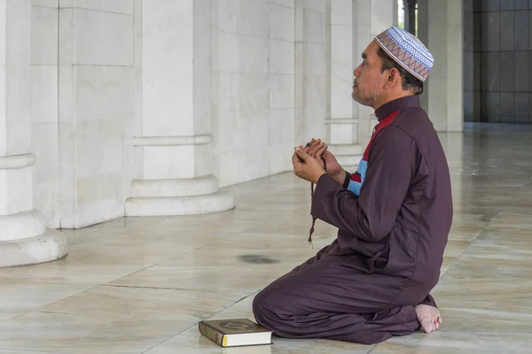 Muslimischer Mann Mittleren Alters Betet Moschee — Stockfoto