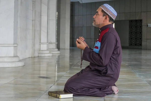 Hombre Musulmán Mediana Edad Rezando Mezquita — Foto de Stock