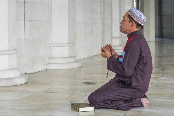 Homem Muçulmano Meia Idade Orando Mesquita — Fotografia de Stock