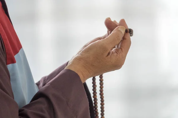 Homem Muçulmano Meia Idade Orando Mesquita — Fotografia de Stock