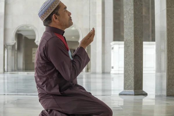 Homem Muçulmano Meia Idade Orando Mesquita — Fotografia de Stock