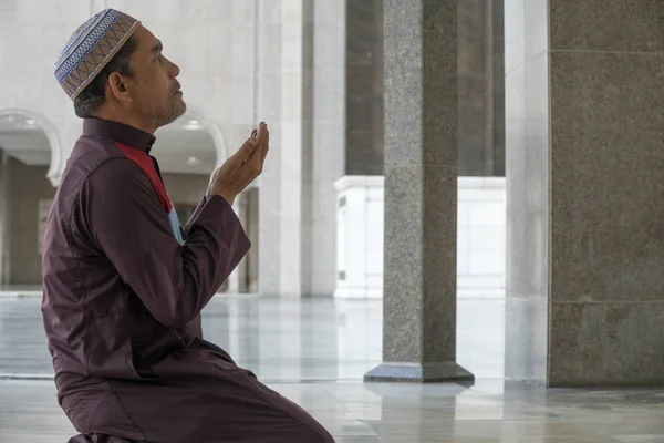 Homem Muçulmano Meia Idade Orando Mesquita — Fotografia de Stock