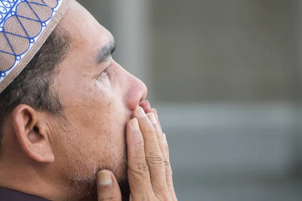 Homem Muçulmano Meia Idade Orando Mesquita — Fotografia de Stock