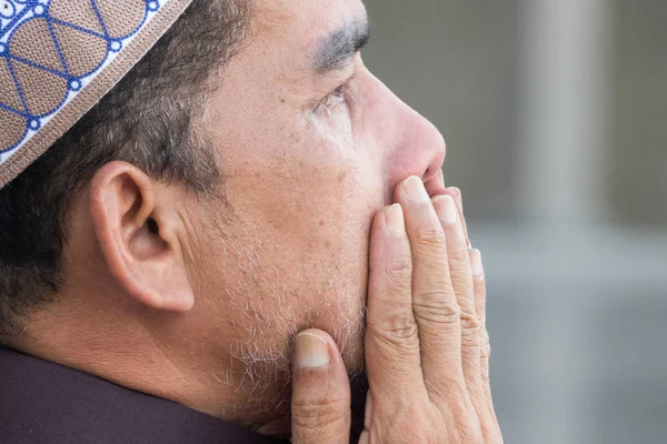 Hombre Musulmán Mediana Edad Rezando Mezquita — Foto de Stock