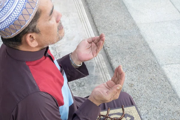 Orta yaş Müslüman erkek camide dua.