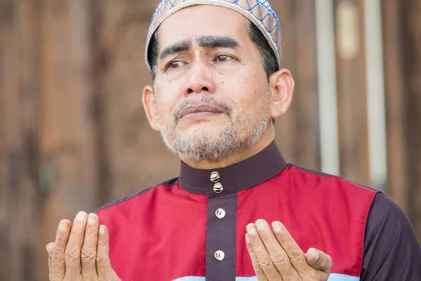 Hombre Musulmán Mediana Edad Rezando Mezquita — Foto de Stock