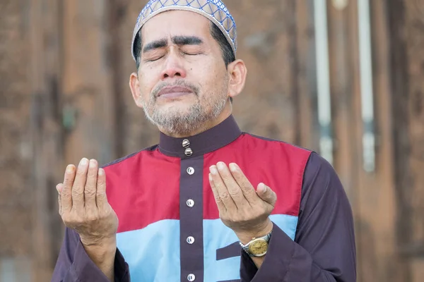 Hombre Musulmán Mediana Edad Rezando Mezquita —  Fotos de Stock