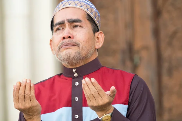 Homem Muçulmano Meia Idade Orando Mesquita — Fotografia de Stock