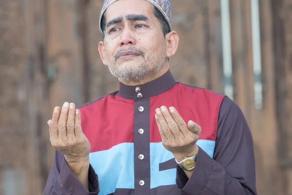 中年のモスクで祈るイスラム教徒の男性 — ストック写真