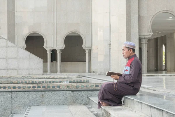 Homem Muçulmano Meia Idade Orando Mesquita — Fotografia de Stock