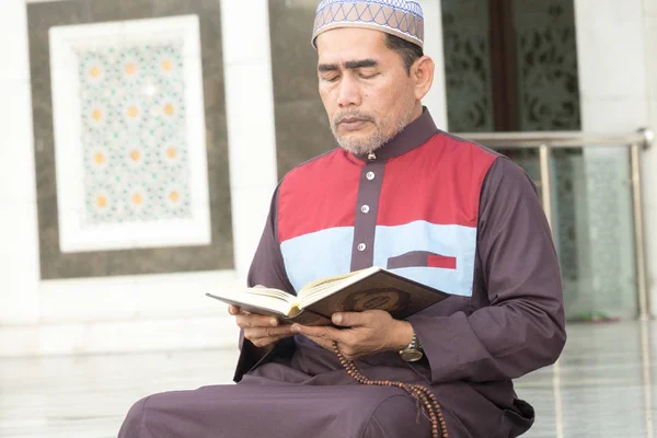 Hombre Musulmán Mediana Edad Rezando Mezquita — Foto de Stock