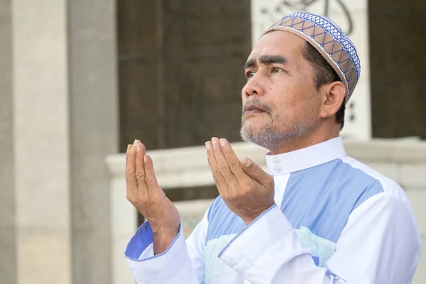 Homem Muçulmano Meia Idade Orando Mesquita — Fotografia de Stock