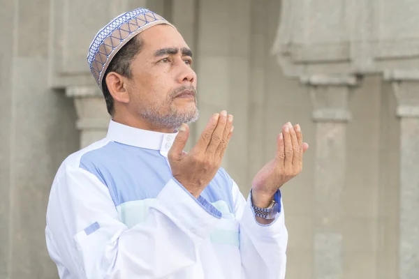 Homem Muçulmano Meia Idade Orando Mesquita — Fotografia de Stock