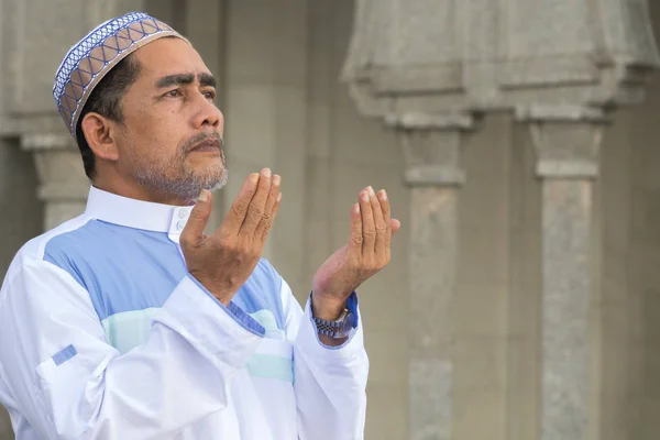 Hombre Musulmán Mediana Edad Rezando Mezquita — Foto de Stock