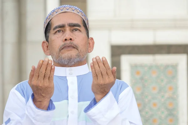 Orta Yaş Müslüman Erkek Camide Dua — Stok fotoğraf