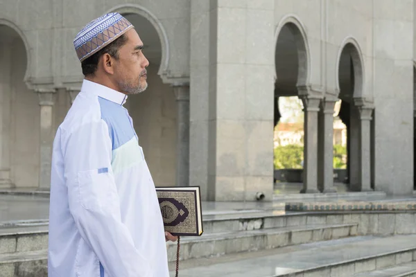 Homem Muçulmano Meia Idade Orando Mesquita — Fotografia de Stock