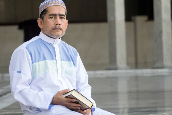 Μέση Ηλικία Μουσουλμανική Άνθρωπος Προσεύχεται Στο Τζαμί — Φωτογραφία Αρχείου