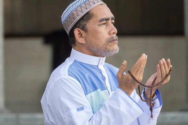 Hombre Musulmán Mediana Edad Rezando Mezquita — Foto de Stock