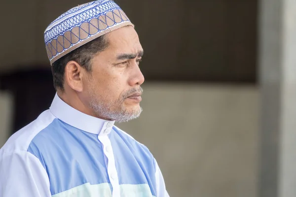 Hombre Musulmán Mediana Edad Rezando Mezquita — Foto de Stock