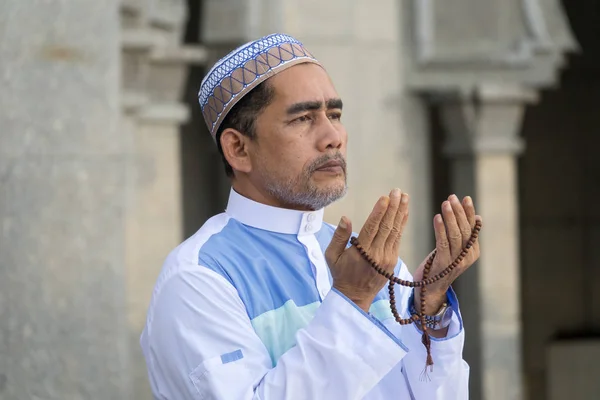 Pria Muslim Usia Pertengahan Berdoa Masjid — Stok Foto