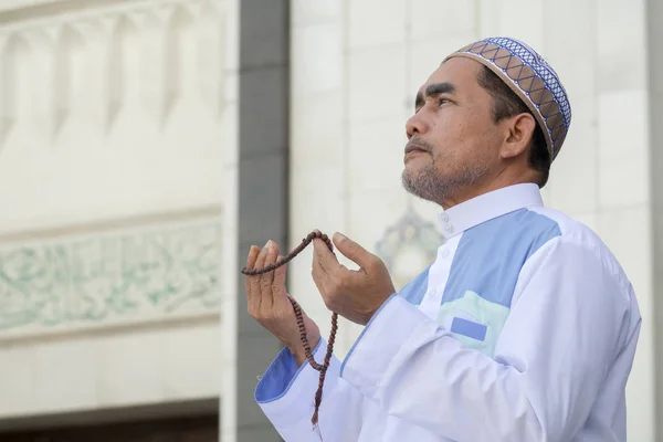 Homem Muçulmano Meia Idade Orando Mesquita — Fotografia de Stock