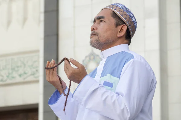 Homem Muçulmano Meia Idade Orando Mesquita — Fotografia de Stock