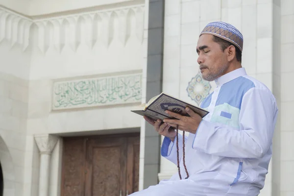 Middelbare Leeftijd Moslim Man Klaagmuur Moskee — Stockfoto